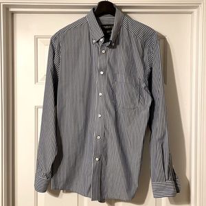 Eddie Bauer Wrinkle resistant, relaxed fit button down shirt. Size - Medium